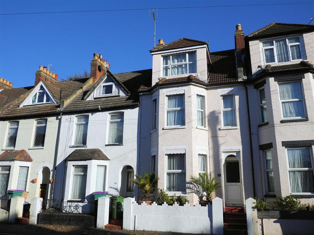 Bradstone Avenue, Folkestone 4 bed house £1,100 pcm (£254 pw)