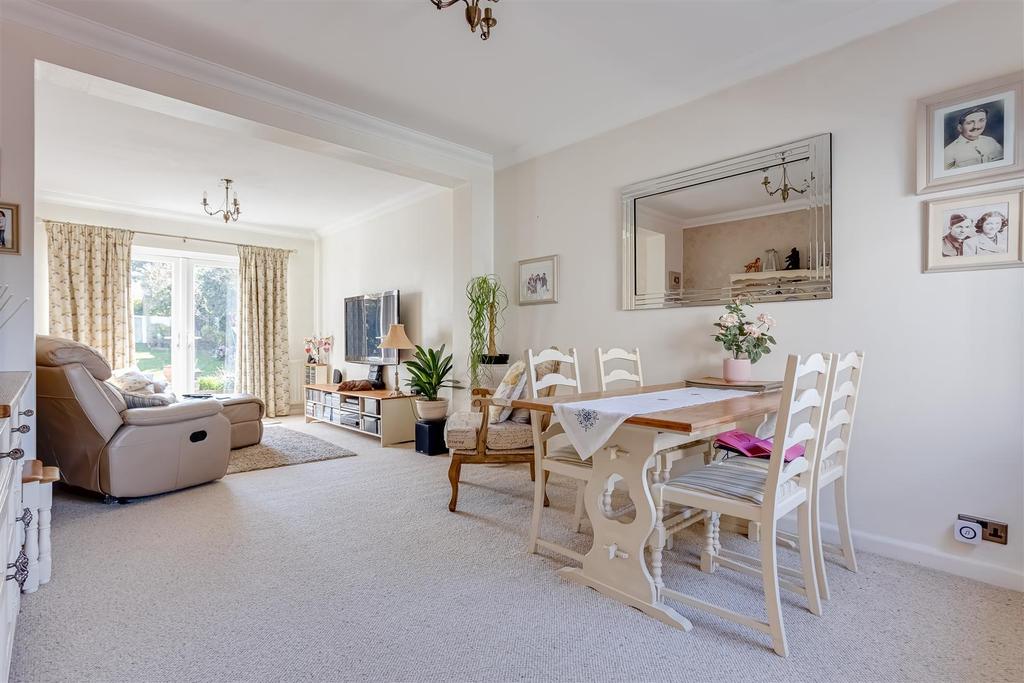 Partridge Mead, Banstead 2 bed detached bungalow £625,000