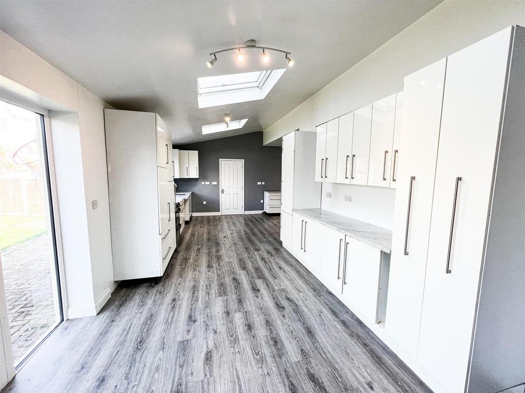 Monkswood Avenue, Waltham Abbey 4 bed semidetached house £1,900 pcm