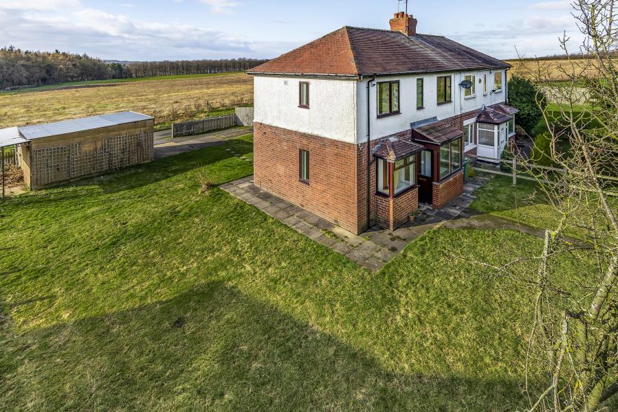 HARROGATE ROAD, LEEDS, LS17 9NA 3 bed semidetached house £395,000