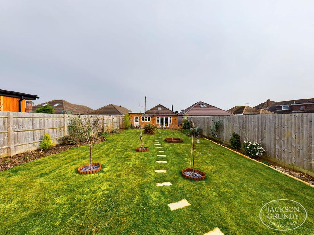 Woodside Crescent, Boothville, Northampton NN3 6JN 2 bed detached