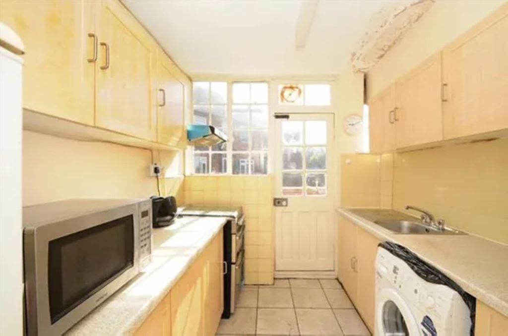 Holders Hill Road, Mill Hill, London NW7 2 bed flat £1,150 pcm (£265 pw)
