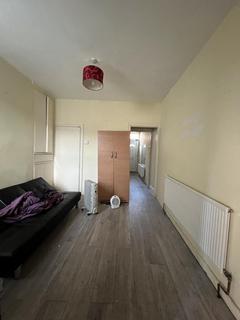 2 bedroom terraced house to rent, Beech Road, LU1 1DP