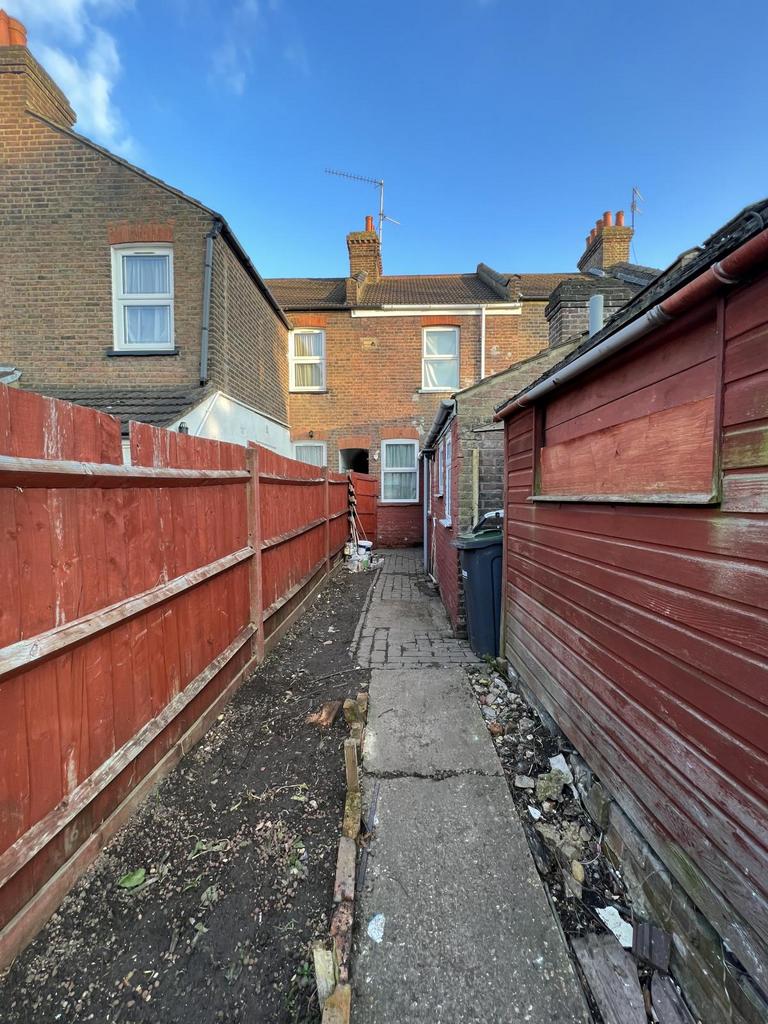 2 bed terraced house to rent Beech Road, Luton LU