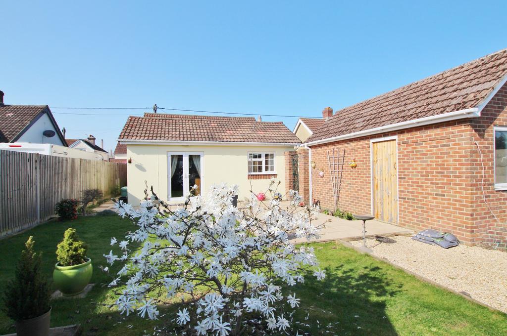 Blackfield Road, Fawley 3 bed detached bungalow £328,000