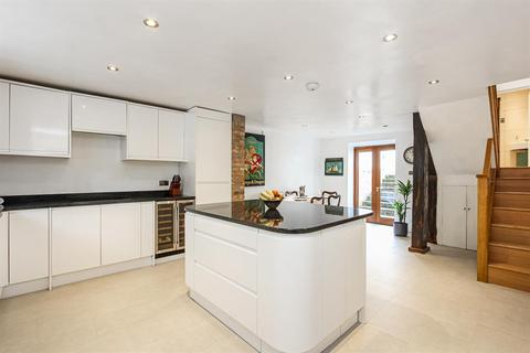 3 Sutherland Square, London, SE17 3EQ