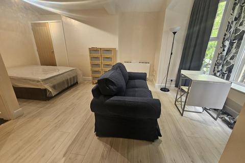 1 bedroom house to rent, Moorland Road, Leeds