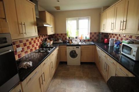 3 bedroom house to rent, Cherry Court, Leeds