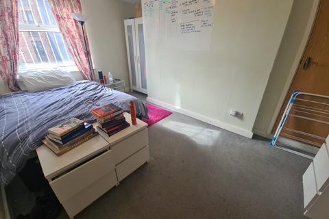 1 bedroom house to rent, Moorland Road, Leeds