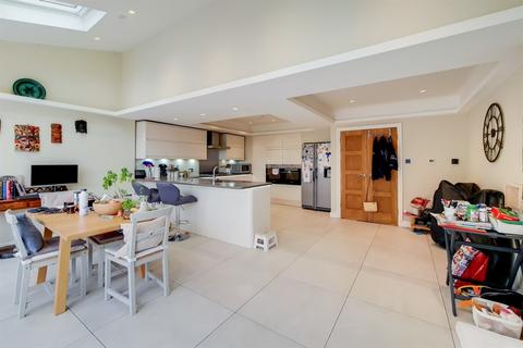 31 Courthope Villas, London, SW19 4EH