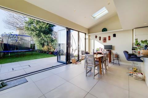 31 Courthope Villas, London, SW19 4EH