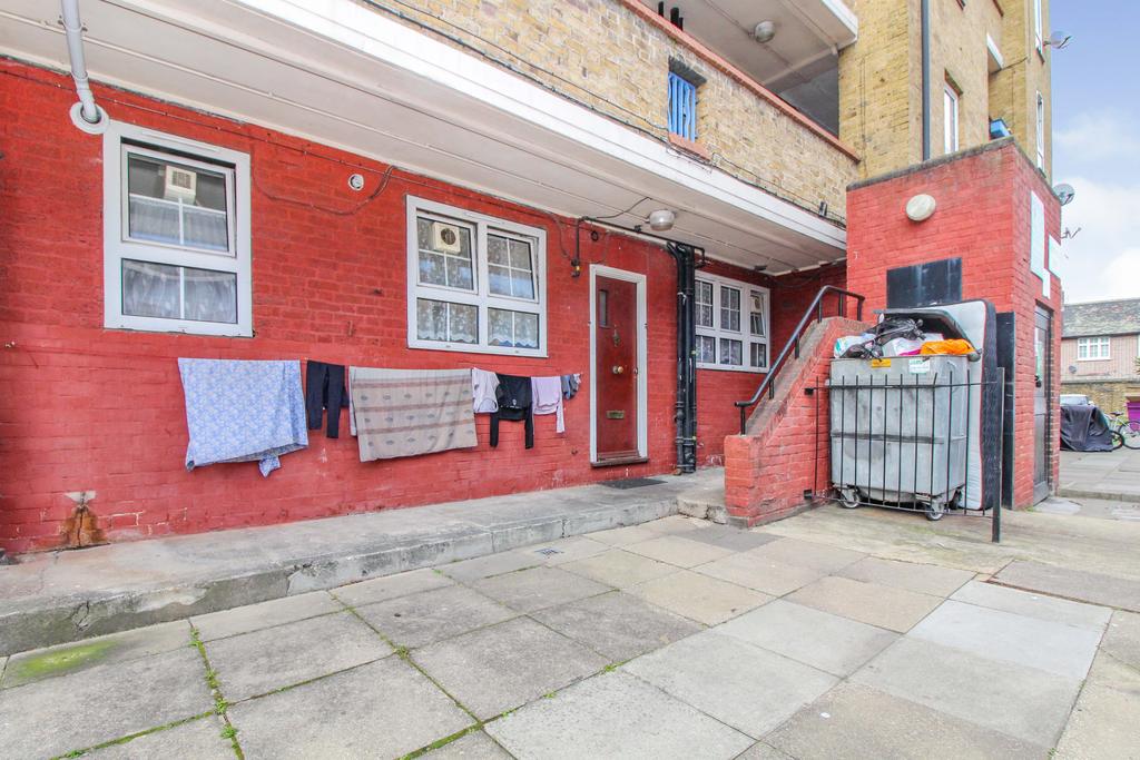 Devitt House, Wades Place, Poplar, London, E14 0DB 3 bed flat £350,000