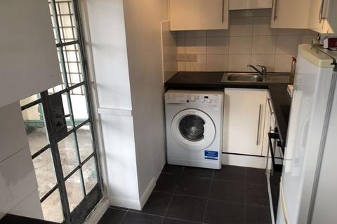 Studio to rent, The Pantiles, Finchley Road, Temple Fortune, Greater London, NW11 6XX