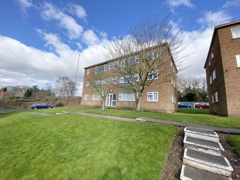 Chiltern Court, Hill Village Road... 2 bed apartment £110,000