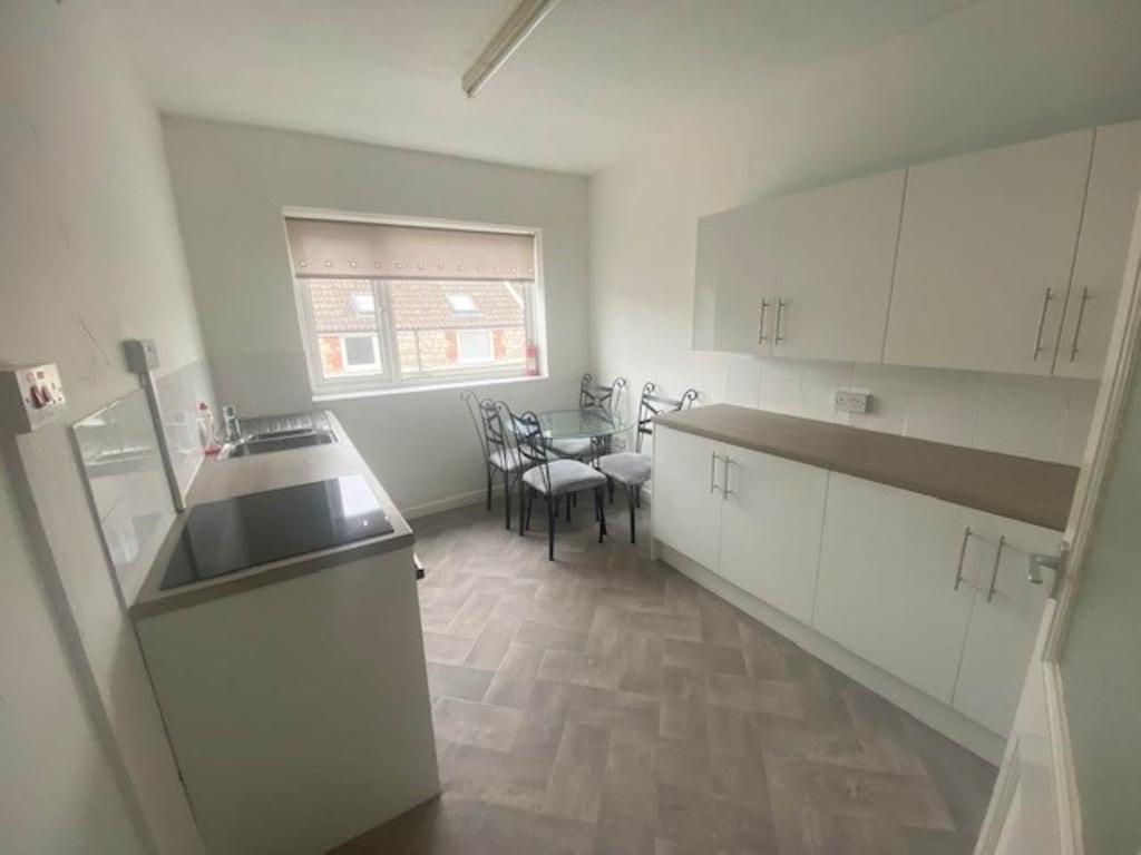 High Street, Worle, WestonsuperMare 2 bed flat £700 pcm (£162 pw)