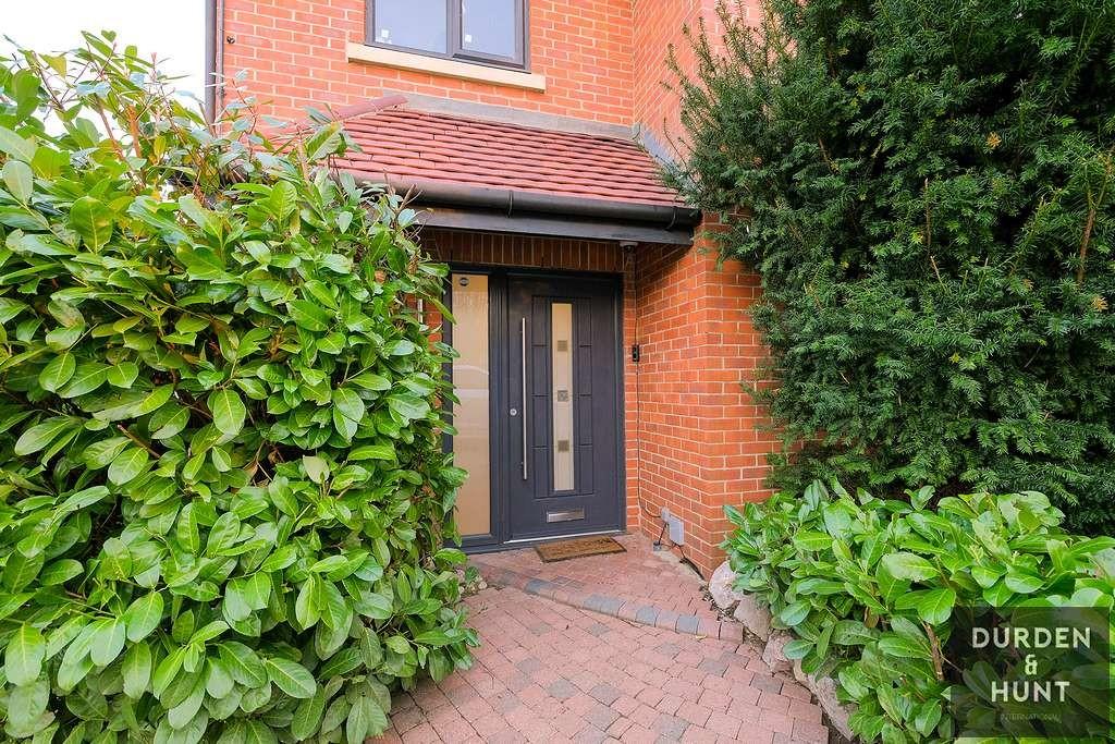 Deer Park Way, Waltham Abbey, EN9 6 bed detached house £950,000