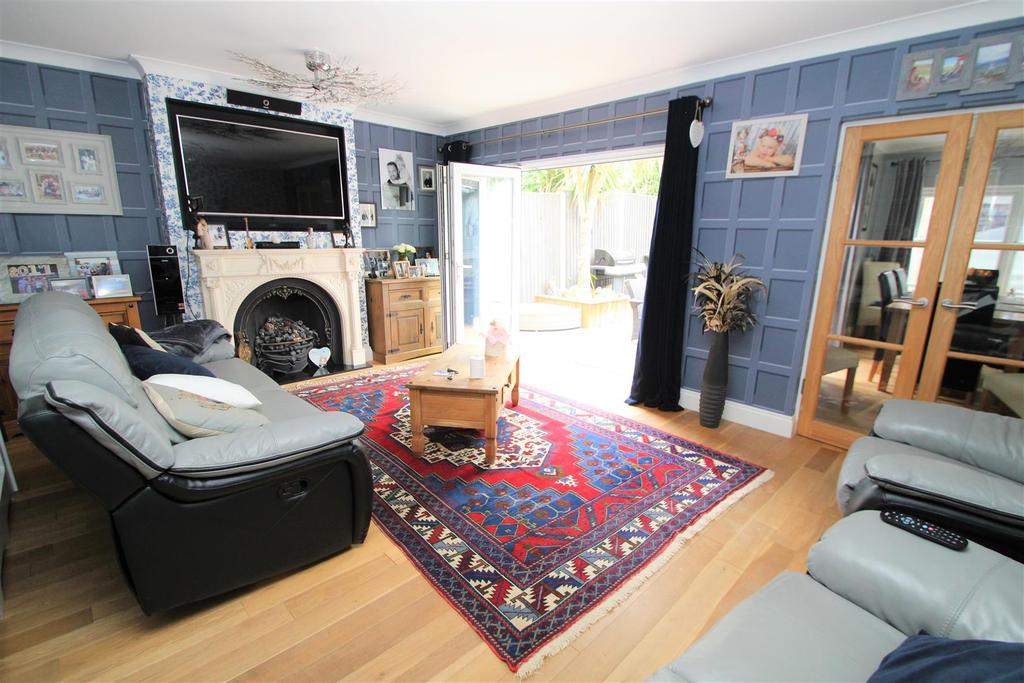 Hambro Avenue, Rayleigh 4 bed detached house £575,000