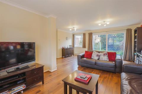 7 Ivybridge, Broxbourne, EN10 7LH