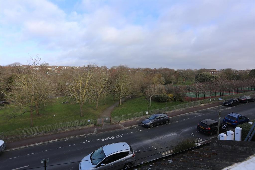 East Drive, Brighton 2 bed flat £1,275 pcm (£294 pw)