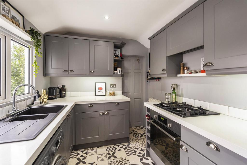 111 Pembury Rd, TN9 2 JL 004.jpg