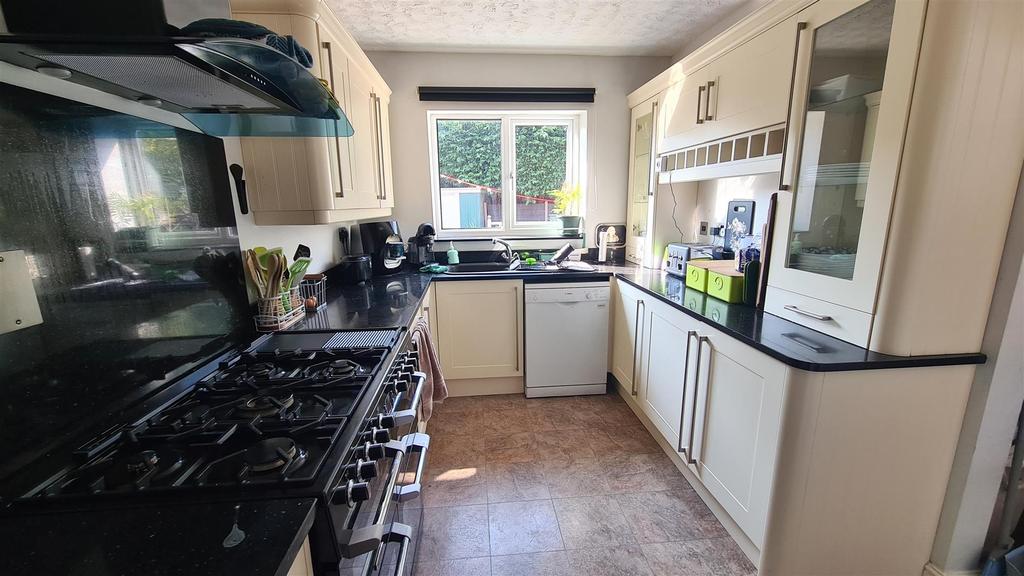 Suffolk Drive, WILMSLOW 4 bed semidetached house £1,800 pcm (£415 pw)