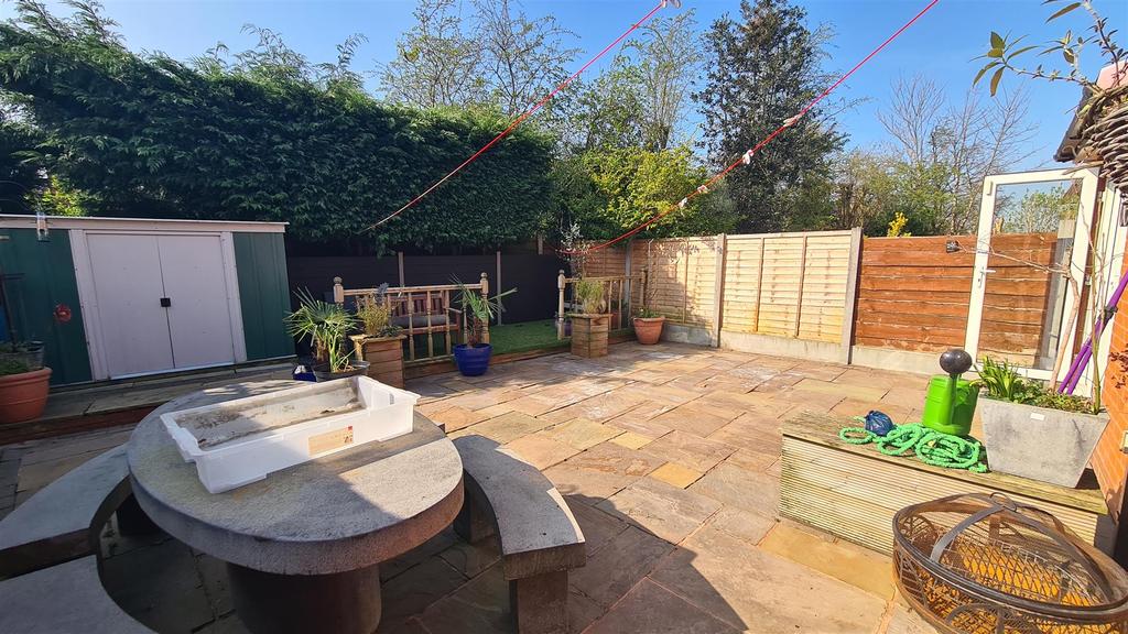 Suffolk Drive, WILMSLOW 4 bed semidetached house £1,800 pcm (£415 pw)