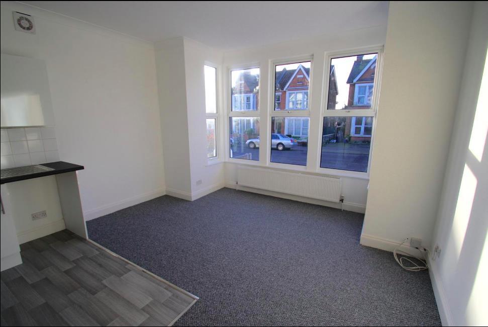 York Road, Southend On Sea, Essex 1 bed flat £695 pcm (£160 pw)