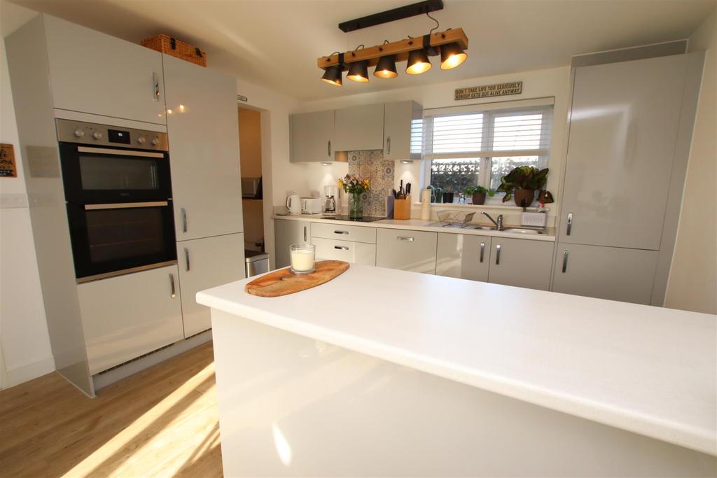 Kitchen...JPG