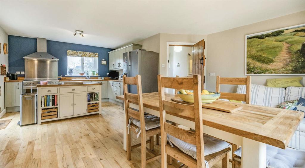 The Forty, Cricklade 4 bed bungalow £585,000