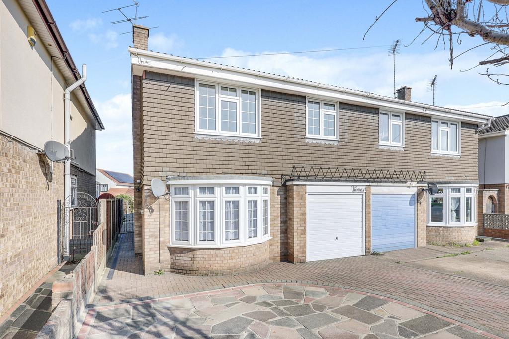 Grove Road, Rayleigh, SS6 4 bed semidetached house £500,000