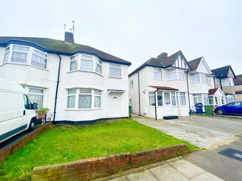 Camrose Avenue, Edgware, HA8 3 bed semidetached house £575,000