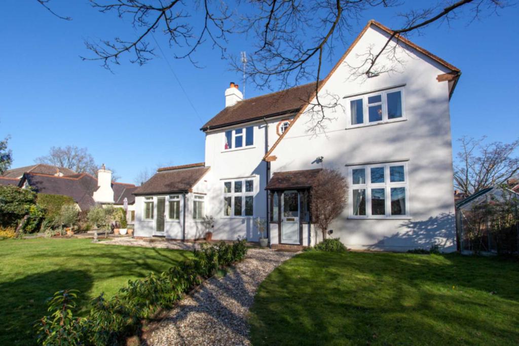 Kidmore End Road, Emmer Green 4 bed detached house - £1,035,000