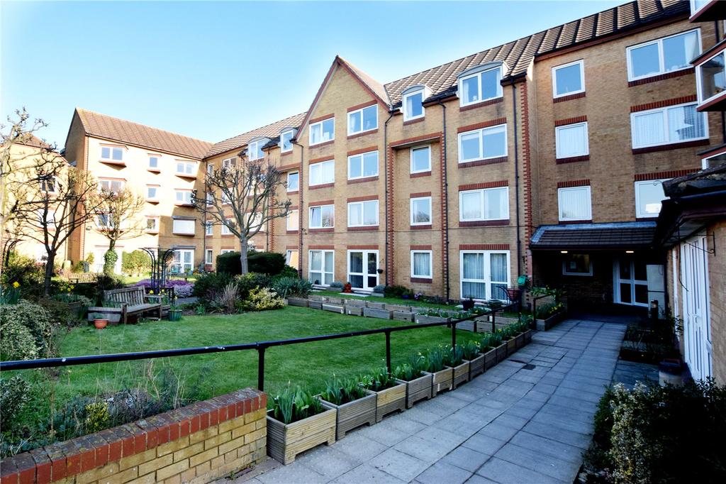 Cassio Road, Watford, Hertfordshire... 1 bed apartment £900 pcm (£208 pw)