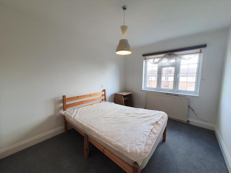 Danescroft, Brent Street, Hendon, NW4 3 bed flat - £1,800 pcm (£415 pw)