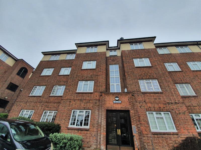 Danescroft, Brent Street, Hendon, NW4 3 bed flat £1,800 pcm (£415 pw)