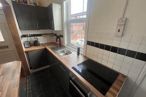 3 bedroom terraced house to rent, Wetherby Place, Leeds, West Yorkshire, LS4