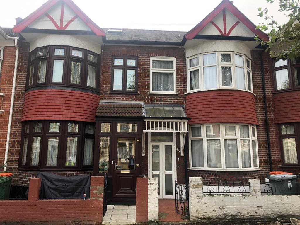 Haldane Road, E6 3 bed terraced house £1,900 pcm (£438 pw)