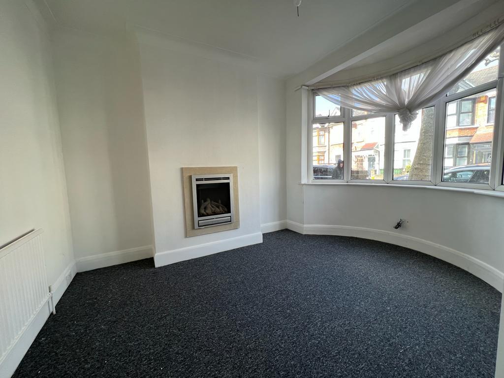 Haldane Road, E6 3 bed terraced house £1,900 pcm (£438 pw)
