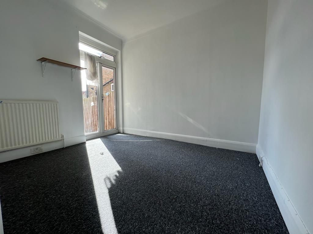 Haldane Road, E6 3 bed terraced house £1,900 pcm (£438 pw)