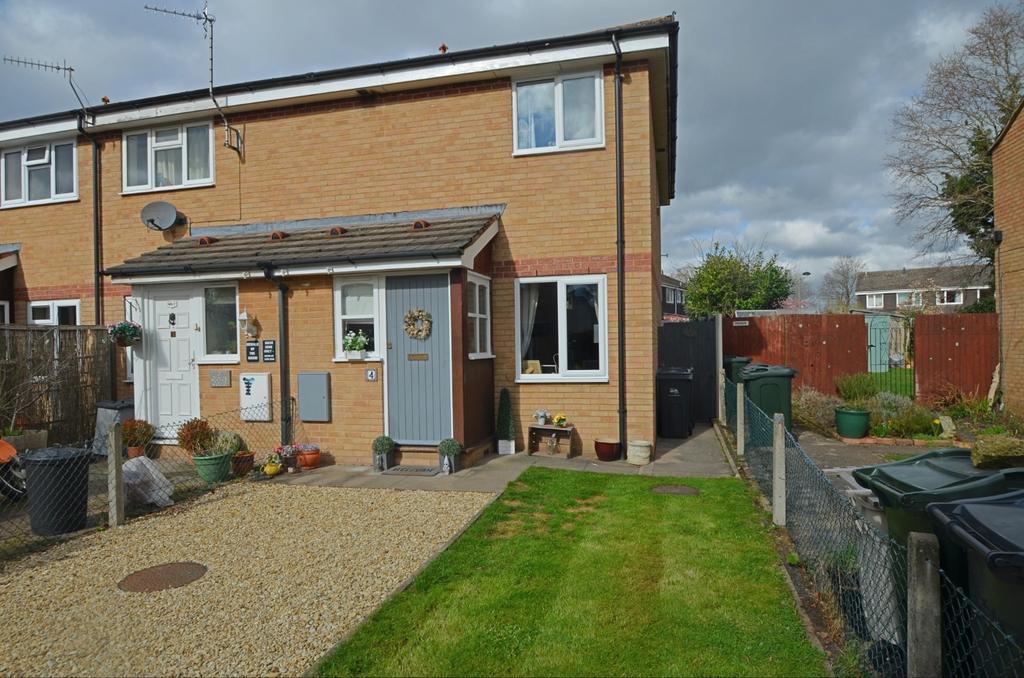 Gloucester Court, Gloucester Close... 3 bed end of terrace house £105,000