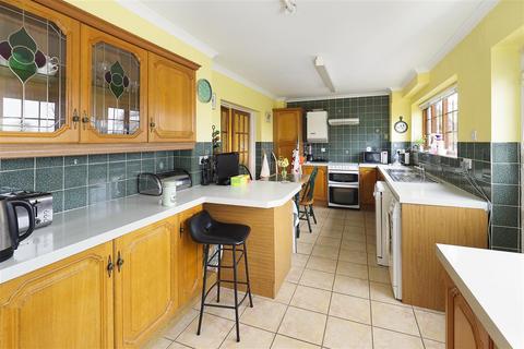 Lees View Ashford Road, Badlesmere Lees, Faversham, ME13 0NZ