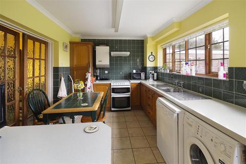 Lees View Ashford Road, Badlesmere Lees, Faversham, ME13 0NZ