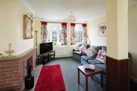 Lees View Ashford Road, Badlesmere Lees, Faversham, ME13 0NZ