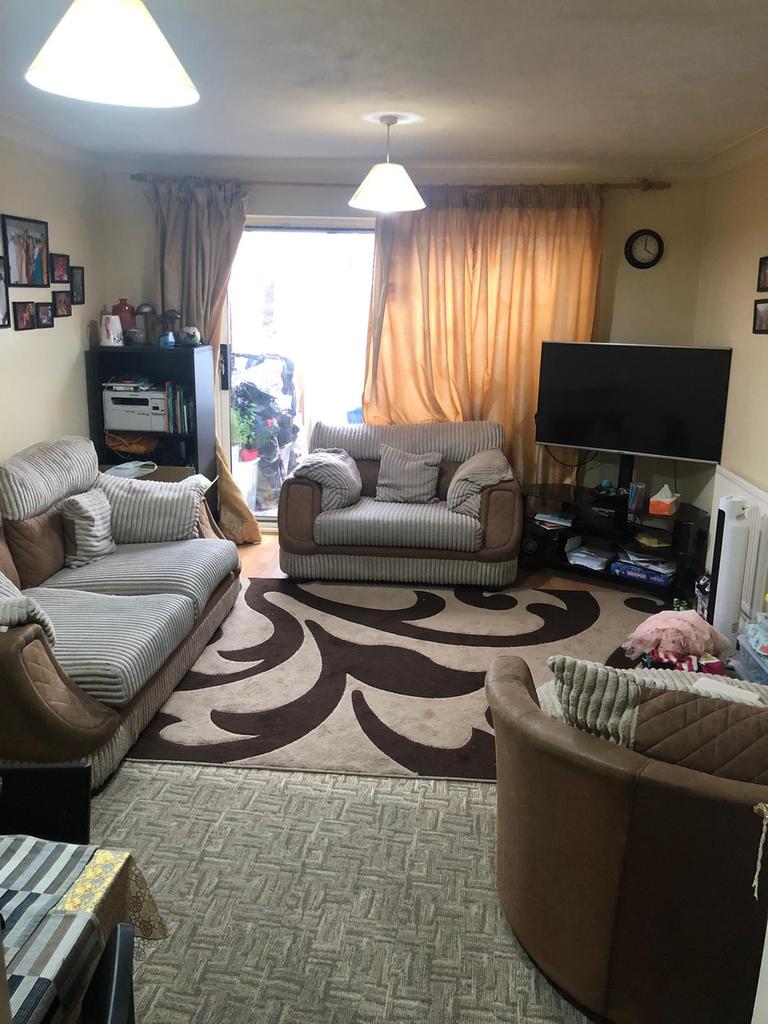 Wanderer Drive, Barking, IG11 2 bed terraced house £1,450 pcm (£335 pw)