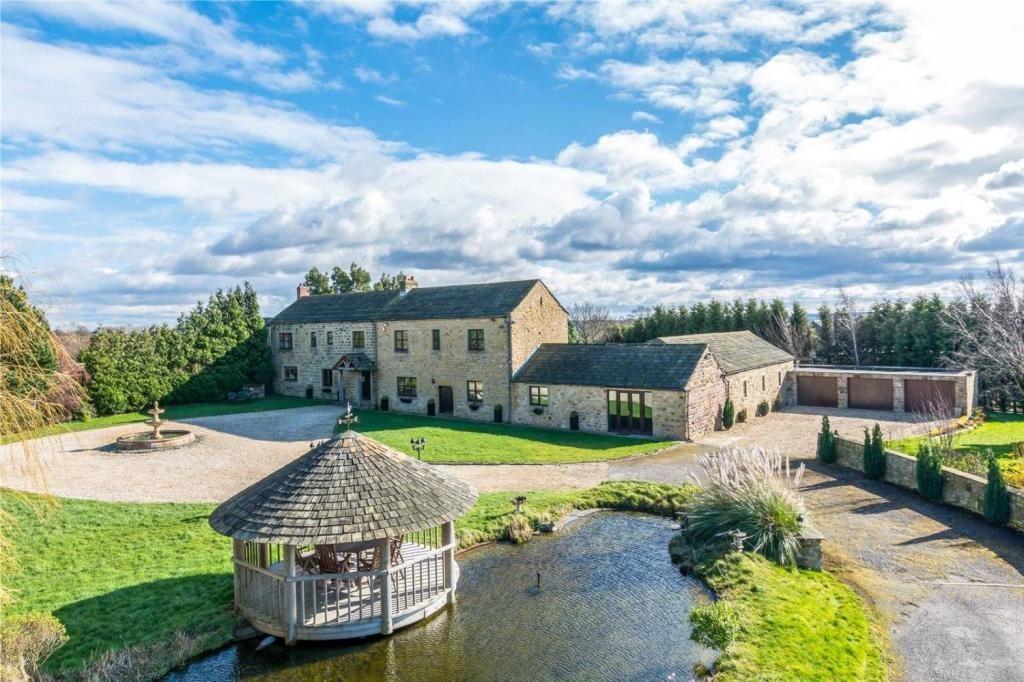 Royd Moor Lane, Badsworth, Pontefract, West Yorkshire, WF9 1AZ 4 bed