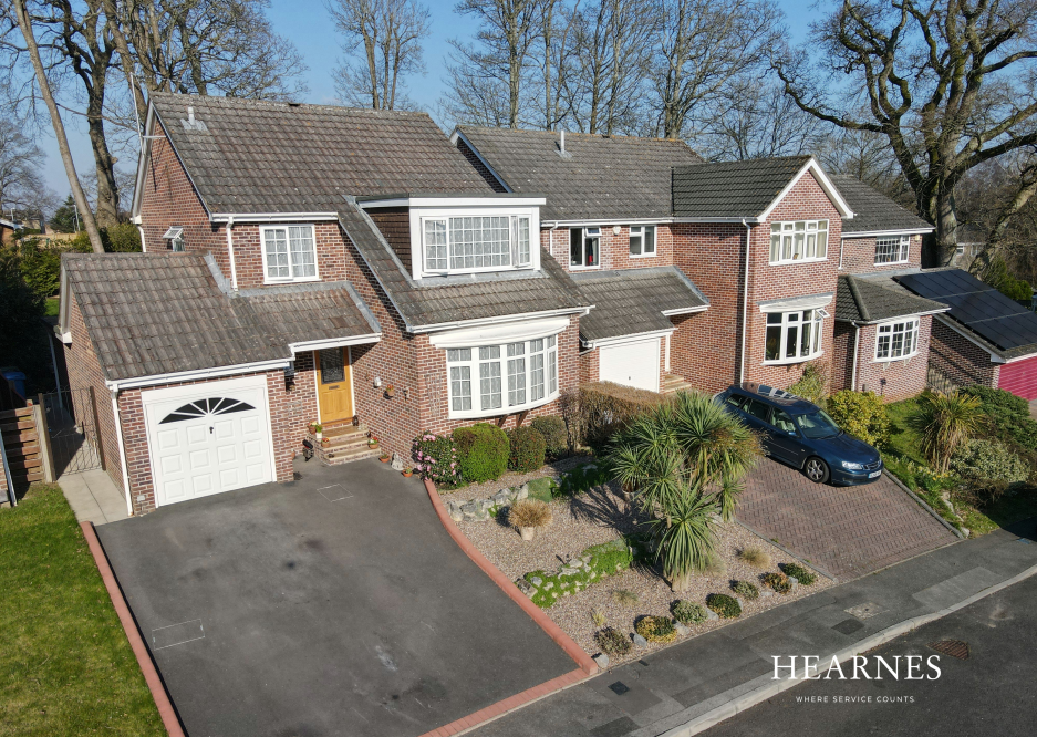 Lynwood Drive, Merley, Wimborne, Dorset, BH21 1UU 4 bed detached house