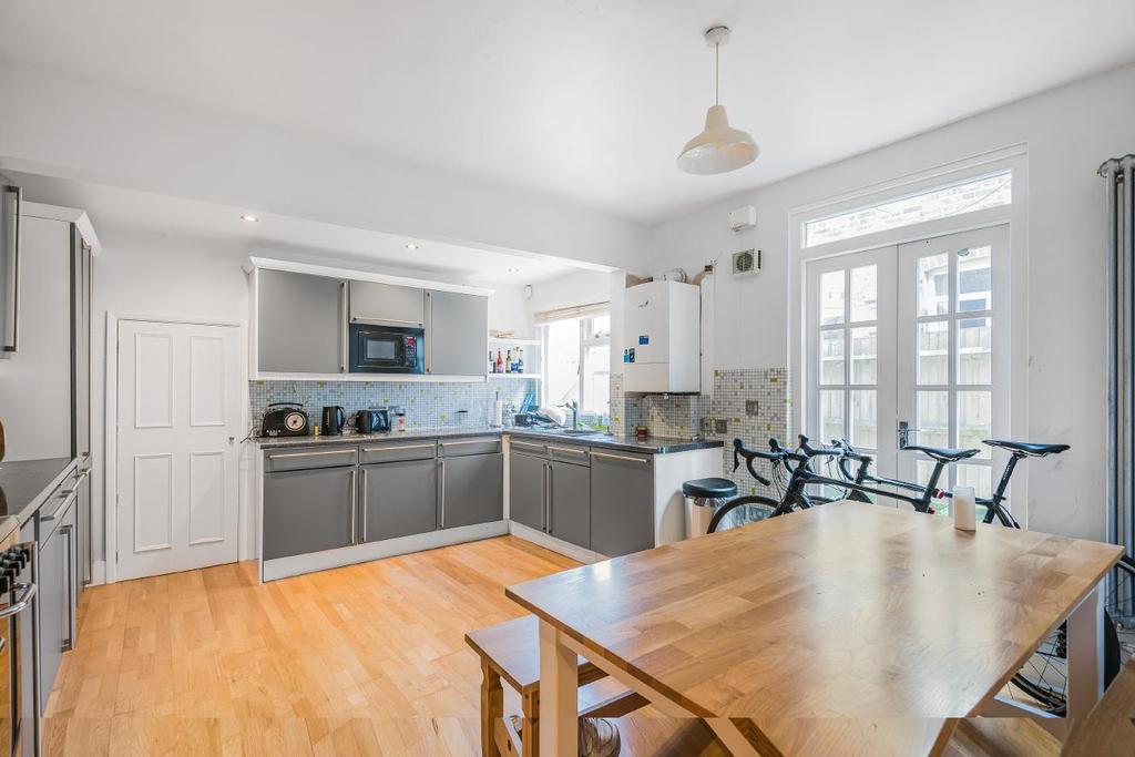 Emmanuel Road, Balham 2 bed flat for sale £725,000