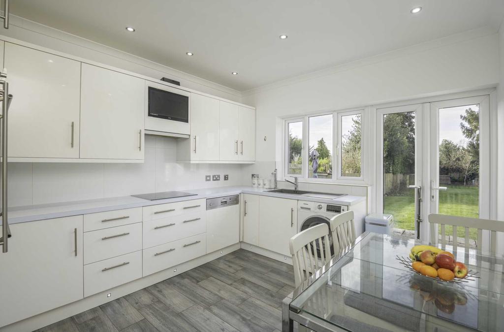 Well End Road, Borehamwood 3 bed house £735,000