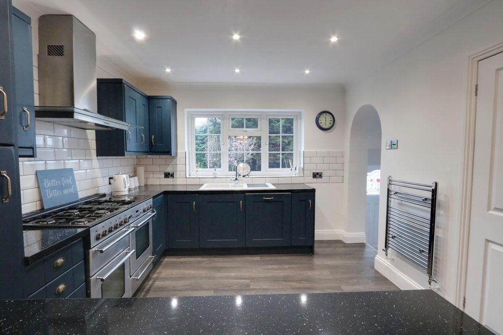 Stanley Road, Benfleet SS7 3EN 3 bed semidetached house £460,000