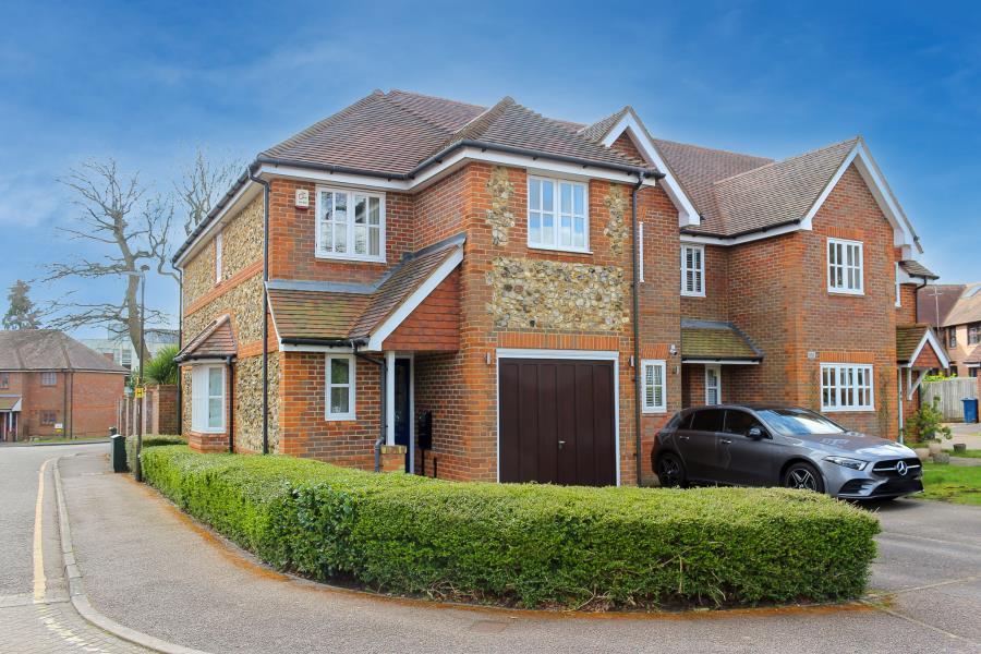 Oakfield Close, Amersham, HP6 3 bed end of terrace house £2,300 pcm